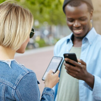 A tecnologia não só avança, mas também busca tornar a vida mais significativa para todas as gerações. No cenário atual, os robôs sociais, projetados especialmente para oferecer apoio e companhia aos idosos, estão ganhando destaque. Mais do que meros assistentes, esses robôs são programados para fornecer suporte emocional e físico, preenchendo lacunas nas necessidades de cuidado. Nesta matéria, exploraremos como esses companheiros tecnológicos estão impactando positivamente a qualidade de vida da terceira idade e proporcionando uma nova perspectiva sobre o envelhecimento.